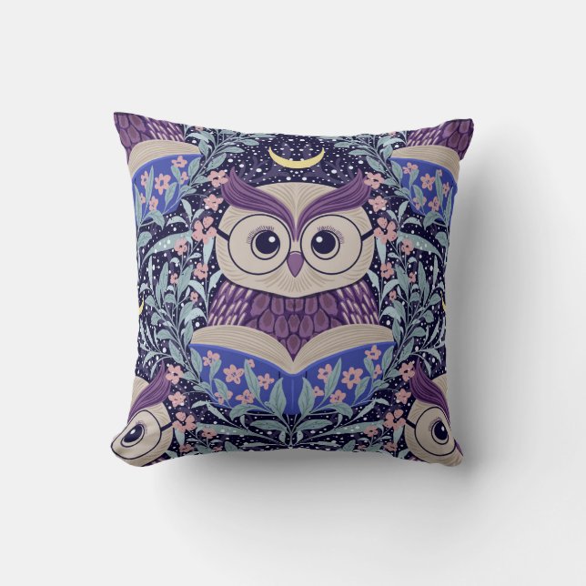 Wise Owls Under the Moonlit Sky im Wald Kissen (Vorderseite)
