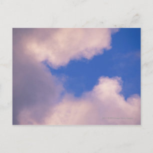 Wispy Wolken gegen blauen Himmel Postkarte