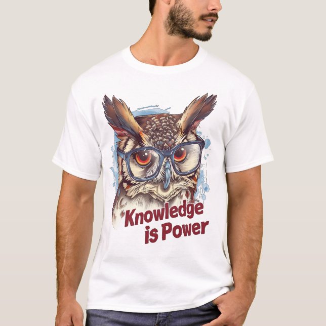 Wissen ist Power" Wise Owl Brillen Design T-Shirt (Vorderseite)