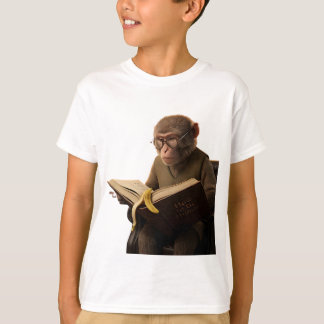 Wissenschaftlicher Affe-Bibliothekar beim Lesen in T-Shirt
