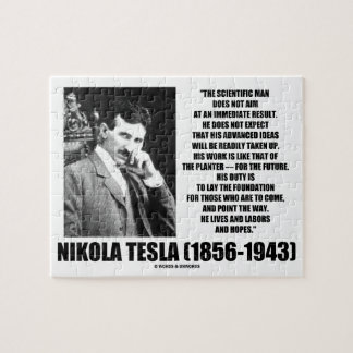 Wissenschaftlicher Mann Nikola Teslas zielt nicht Puzzle