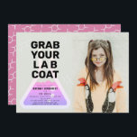 Wissenschaftsexperiment Flask Pink Girl Foto Gebur Einladung<br><div class="desc">Dieses coole "schnappen Sie sich Ihren Labrador-Mantel" Party-Geburtstagsexperiment-Foto-Einladung für Mädchen mit einem hellgrauen Hintergrund mit einer Flasche. Die Rückseite weist einen rosa Hintergrund mit Molekülmustern auf. Personalisieren Sie Ihre Bedürfnisse. In meinem Geschäft finden Sie passende Produkte.</div>