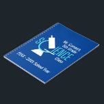 Wissenschaftslehrer | Personalisiertes Mikroskop-N Notizblock<br><div class="desc">Hier ist ein Wendelheft, das 6, 5" x 8, 75" misst und 80 schwarz-weiße Uni-geprägte Seiten enthält. Es liegt auch flach, wenn geöffnet. Das Design auf der Vorderseite zeigt das Wort Wissenschaft mit einem Mikroskop an Ort und Stelle für den ersten Buchstaben "c" ... und den Text, der vollständig aktualisiert...</div>