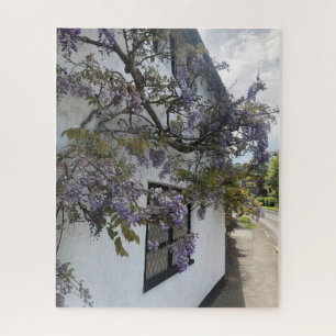 Wisteria wächst gegen eine weiße Hütte Puzzle
