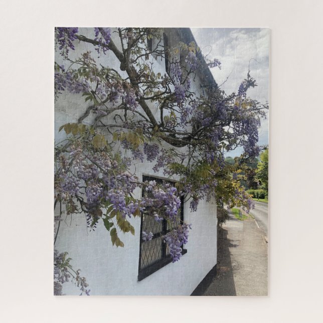 Wisteria wächst gegen eine weiße Hütte Puzzle (Vertikal)