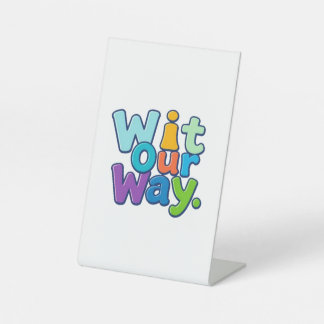 "Wit Our way" - spielerisches Typografie-Design Sockelschild