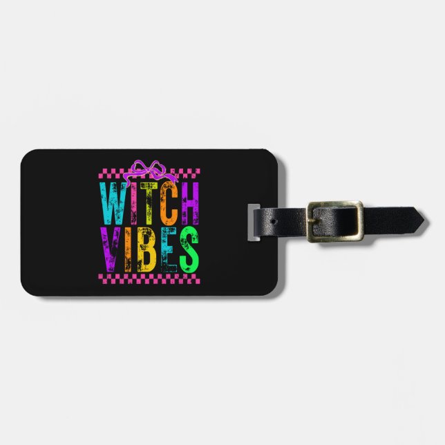 Witch Vibes Halloween Neon Checkered Bow Gepäckanhänger (Vorderseite horizontal)