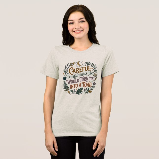 Witchy Bookworm Toad Dark Academia Tri-Blend Shirt (Vorderseite voll)
