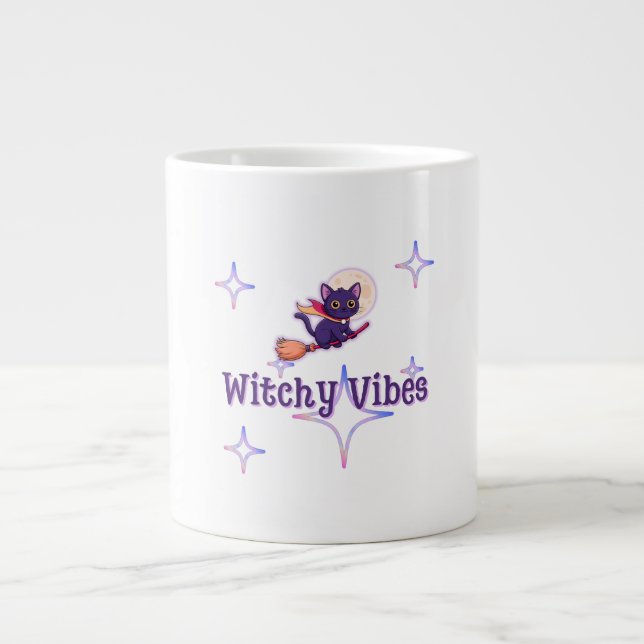 Witchy Cat Vibes - Niedliches Halloween-Design Jumbo-Tasse (Vorderseite)