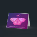 Witchy Moth Moon Lila Magical Insecke Geburtstag Karte<br><div class="desc">Hexe MottenGeburtstagskarte in lila und rosa mit zauberhaftem Hexenmuster einer gelben Motte in der Nacht mit Halbmond und Sternen über dunklem lila Hintergrund und dem anpassbaren Text Happy Birthday zu meiner magischen Hexe..</div>