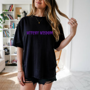 Witchy Wisdom lila Typografie T-Shirt