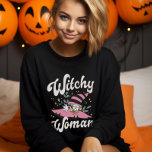 Witchy Woman Funny Pink Hexe Halloween Sweatshirt<br><div class="desc">Machen Sie sich mit unserem T - Shirt "Witchy Woman" auf ein herrliches Halloween! Dieses witzige Design ist perfekt für Ihr Halloween-Party. Mit diesem zauberhaften Abschlag können Sie Ihre innere Hexe einprägen und Ihren zauberhaften Stil demonstrieren. Egal, ob Sie Tränke brauen oder Zauber gießen, dieses Shirt ist ein Muss für...</div>