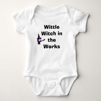 Wittle Hexe in den Arbeiten Baby Strampler