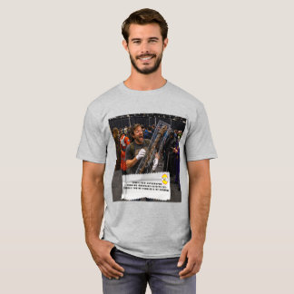 Witz-T-Shirt über Kaugummiverpackungen auf Comic C T-Shirt