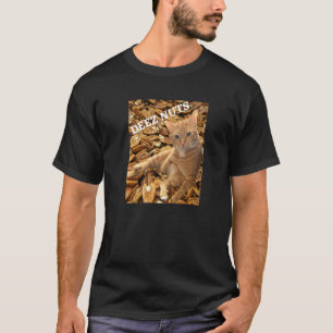 Witz über Cat Deez Nuts mit Pecan-Hintergrund 1 T-Shirt