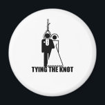 Witzig, "Den Knoten binden" Hochzeitsdesign Magnet<br><div class="desc">Witzig,  "Den Knoten binden" Hochzeitsdesign. Alle Designs sind auf allem erhältlich,  von T - Shirt,  Sweatshirts,  Buttone,  Karten,  Aufkleber,  Schürze,  Kaffeetassen,  Mousepads und mehr.</div>