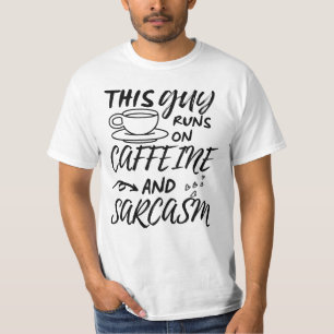 Witzig Dieser Typ läuft auf Koffein und Sarcaso T-Shirt