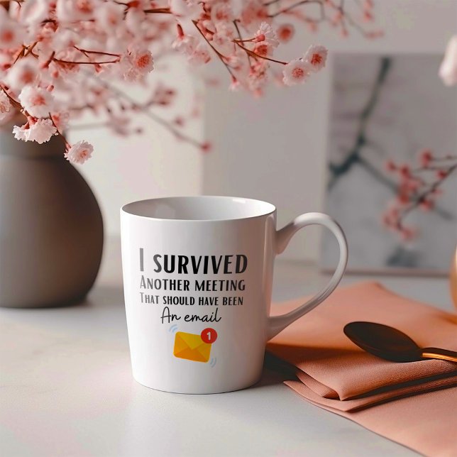 Witzig überlebte ich ein anderes Meeting Kaffeetasse (Von Creator hochgeladen)