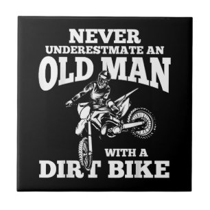 Witzige Geschenke unterschätzen nie einen alten Ma Fliese