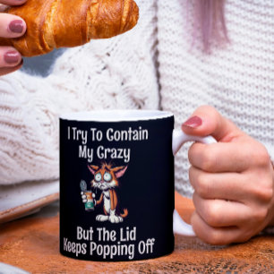 Witzige Katze versuche ich, mich verrückt zu halte Kaffeetasse