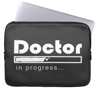 Witzige Medizinstudenten-Aufschrift "Doktor in Aus Laptopschutzhülle