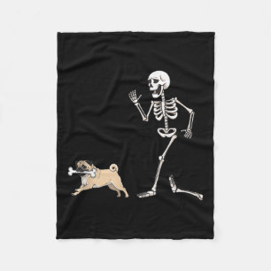 Witziger Halloween-Mops und Skelett Fleecedecke