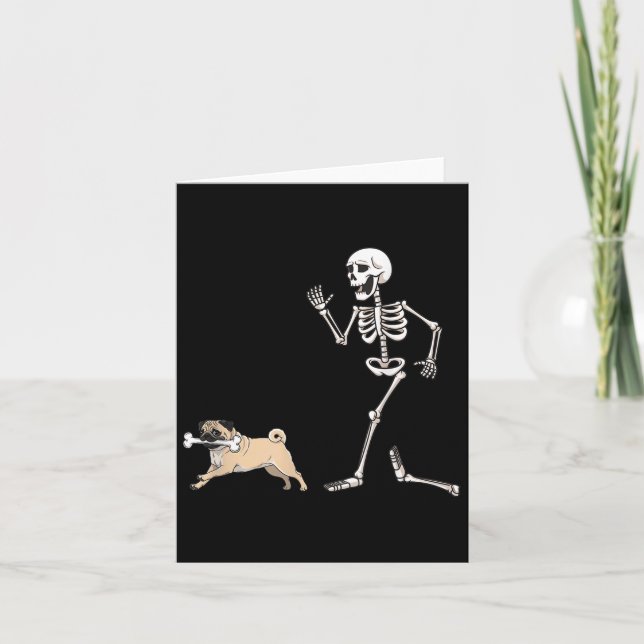 Witziger Halloween-Mops und Skelett Karte (Vorderseite)