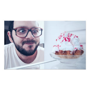 Witziger Mann, der Kühlschrank sieht Fotodruck