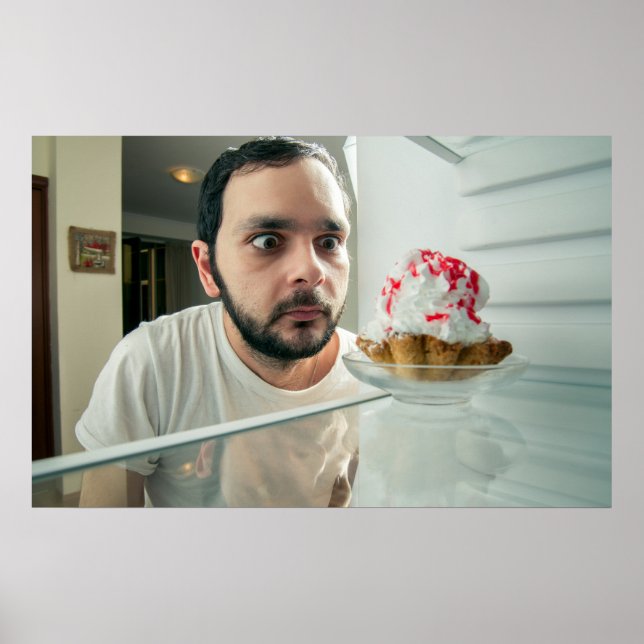 Witziger Mann, der Kühlschrank sieht Poster (Vorne)