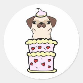 Witziger Mops springt aus einem Kuchen Runder Aufkleber