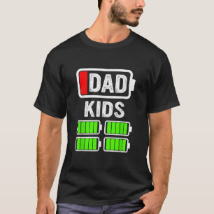 Witziger Vater von vier KIDS-Niedrigbatterie Vater T-Shirt