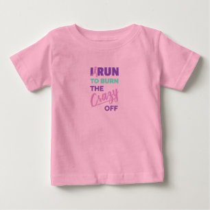 Witziges Laufen renne ich raus, um den Verrückten  Baby T-shirt