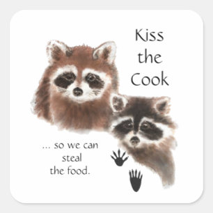 Witziges Zitat Kiss the Cook Niedliche Raccoons, T Quadratischer Aufkleber