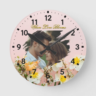 Wo die Liebe blüht | Personalisierte Frühlingsroma Runde Wanduhr