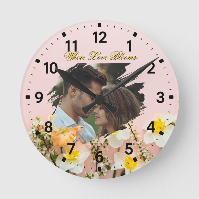 Wo die Liebe blüht | Personalisierte Frühlingsroma Runde Wanduhr (Vorderseite)