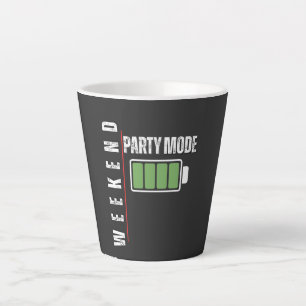 Wochenend-Modus Party – Grafikdesign mit voller Ak Milchtasse