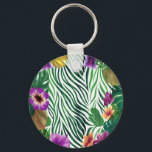 Wogende Dschungel-Harmonie Schlüsselanhänger<br><div class="desc">Das Bild zeigt ein lebendiges Mosaik aus üppigen Monstera-Blättern in sattem Grün und Gelb,  kombiniert mit prächtigen purpur- und orangefarbenen Blumen,  die sich vor einem dynamischen,  wellenartigen Hintergrund abheben. Es strahlt eine wilde,  tropische Energie und eine fröhliche Fülle aus,  die Neugier und Naturverbundenheit weckt.</div>