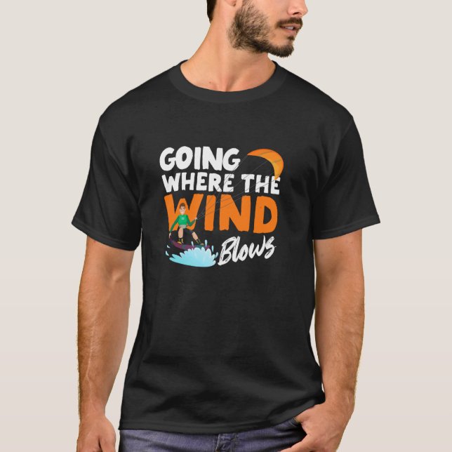 Wohin der Wind bläst Funny Kiteboarding Kite T-Shirt (Vorderseite)