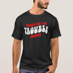 Wohin ich auch gehe, folgt dem Kleidungsstück T-Shirt