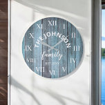 Wohn-Familienname Rustic Beach Große Wanduhr<br><div class="desc">Die Wanduhr im blauen Holz-Stil ist perfekt für Ihren Strandurlaub Zuhause. Passen Sie Ihren Familiennamen und das Jahr für ein einmaliges und personalisiertes Geburtstag- oder Weihnachtsgeschenk an.</div>