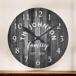 Wohn- und Familienname Rustikaler Bauernhof Uhr<br><div class="desc">Die Wanduhr aus grauem (grauem) Holz ist perfekt für Ihre Landküche. Personalisieren Sie sich mit Ihrem Familiennamen und etablierten Jahr für einen einzigartigen und personalisierten Geburtstag oder Weihnachtsgeschenk.</div>