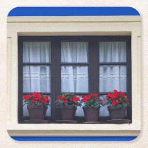 Wohnhaus mit Blumen in den Fenstern Rechteckiger Pappuntersetzer