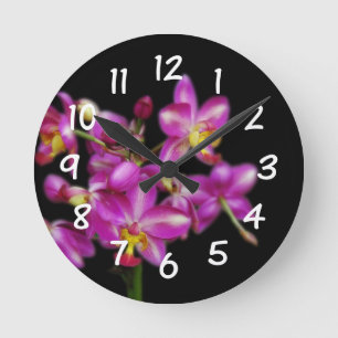Wohnzimmer - lila Orchideen auf schwarzem Runde Wanduhr