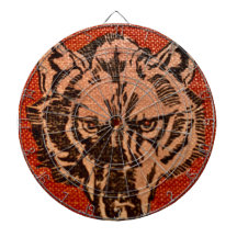 Wolf Head auf Red Dartboard