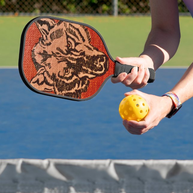 Wolf Head on Red Pickleball Schläger (InSitu)