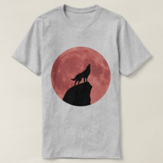 Wolf heult an einem blutenden Mond T-Shirt