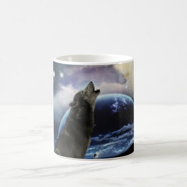 Wolf heult auf dem Mond Kaffeetasse (Mittel)