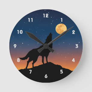Wolf Howling mit Full Moon Night Sky und Stars Runde Wanduhr