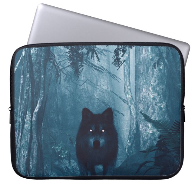 Wolf im Dunkelwald. Laptopschutzhülle (Vorderseite)