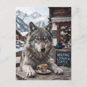 Wolf mit Brille beim Kaffeetrinken im Skiresort Postkarte